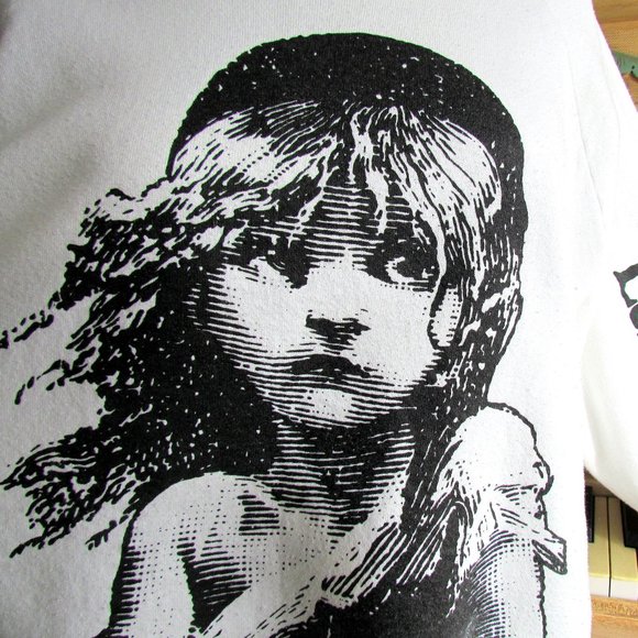 LES MISÉRABLES XL WHITE SWEATSHIRT w BLACK COSETTE PICTURE, VINTAGE 1991 UNISEX - Picture 6 of 6